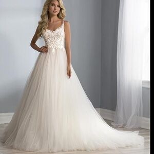 NWT Jacqueline Esclusive Lace Tulle Wedding Gown with Train Size 14